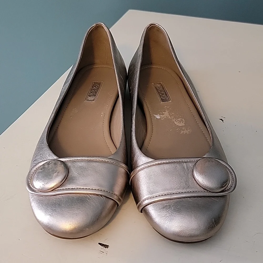 ECCO‎ Owando Light Gold Metallic Button Flats Eur 41, US 10.5